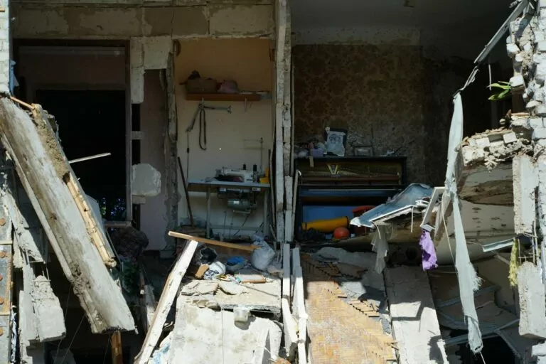 Governor: Russian attacks kill 1, injure 12 people in Kharkiv region over past day