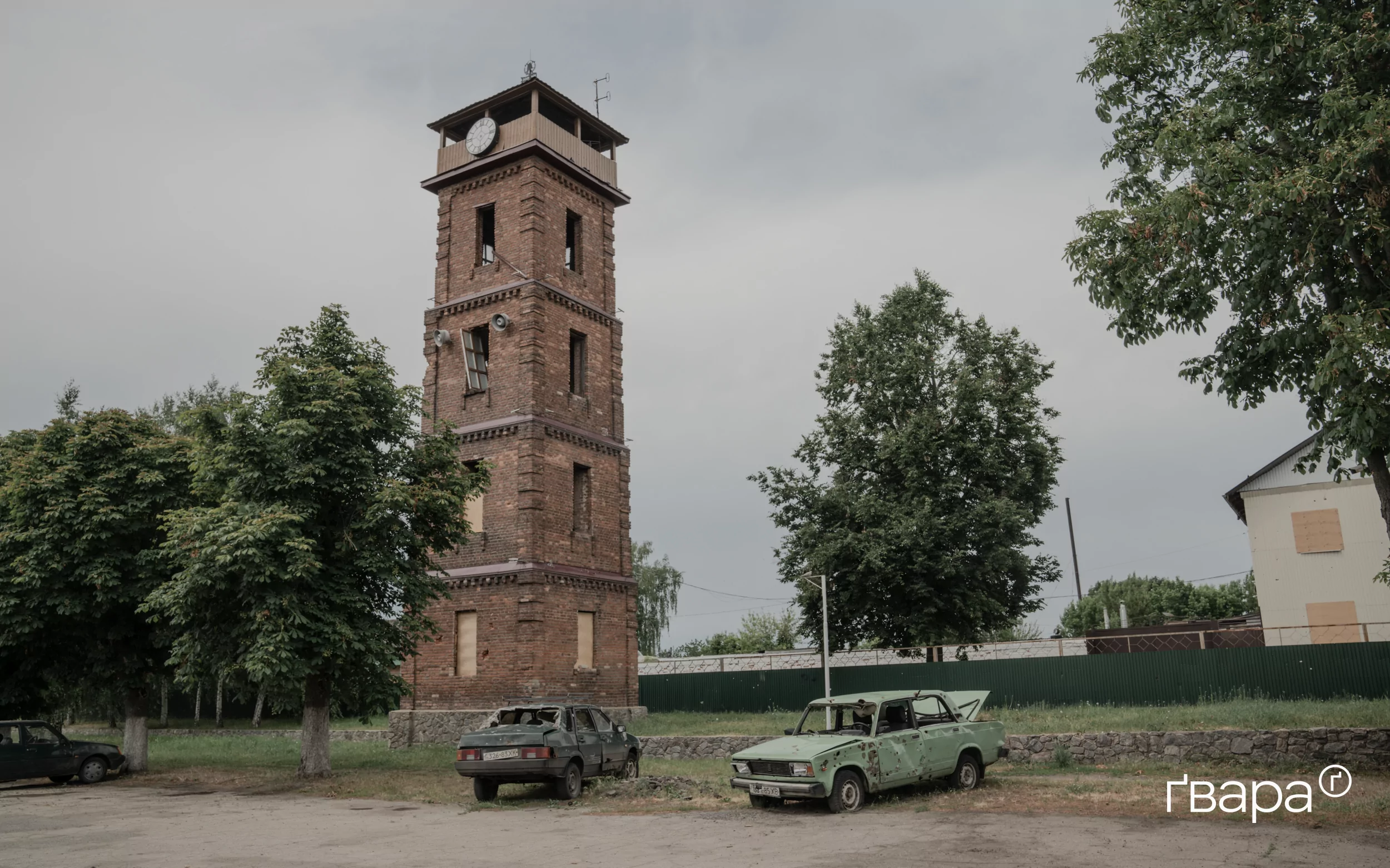 Пожежна вежа в центрі селища Золочів.