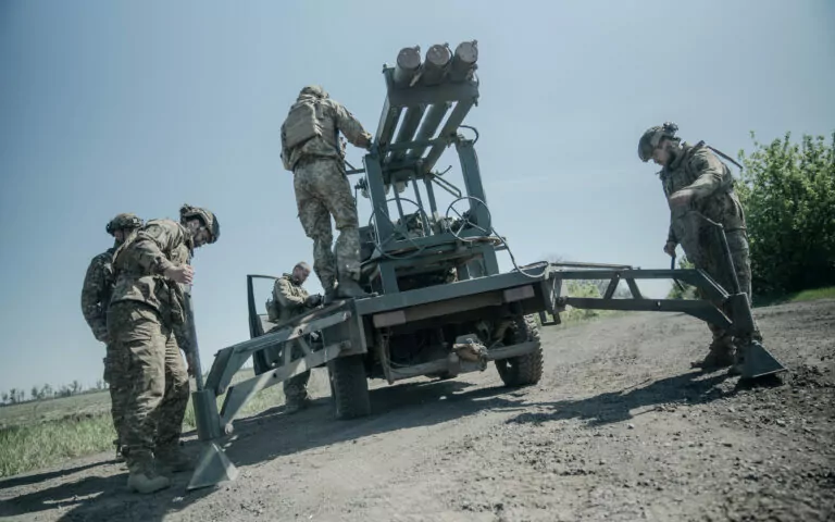 Ракети летять на 40 км: як працює саморобний «Град» на Харківщині — ВІДЕО