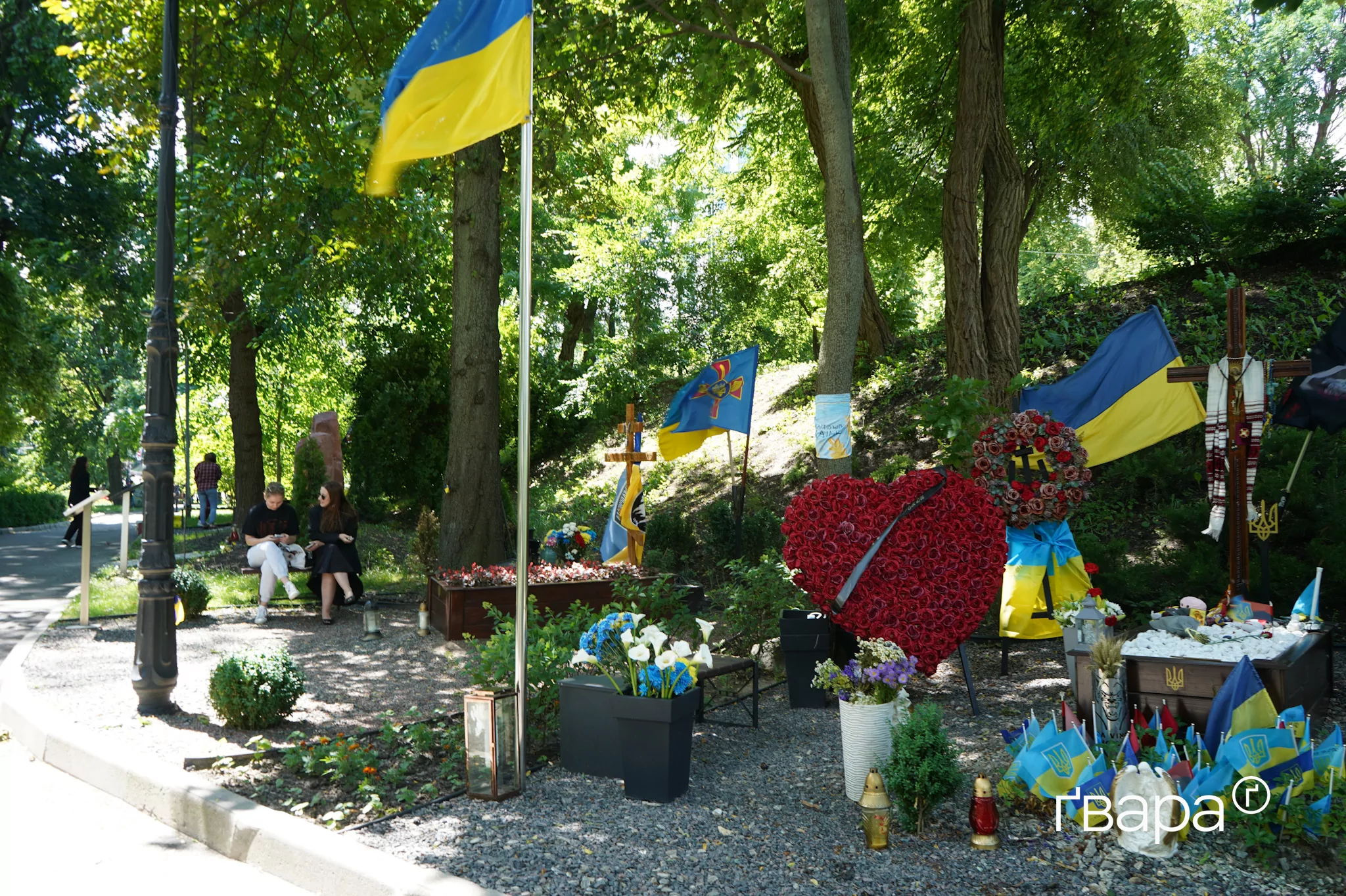зображення до посту: У Києві жінка скоїла наругу над могилами «Да Вінчі», «Джуса» та Петриченка — фото