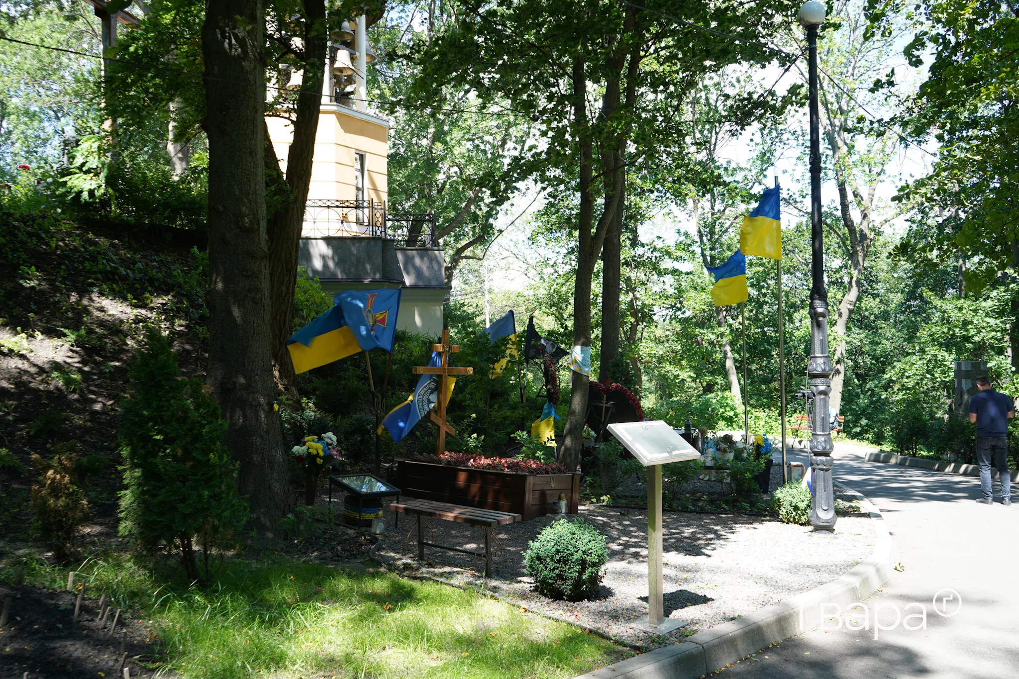 зображення до посту: У Києві жінка скоїла наругу над могилами «Да Вінчі», «Джуса» та Петриченка — фото