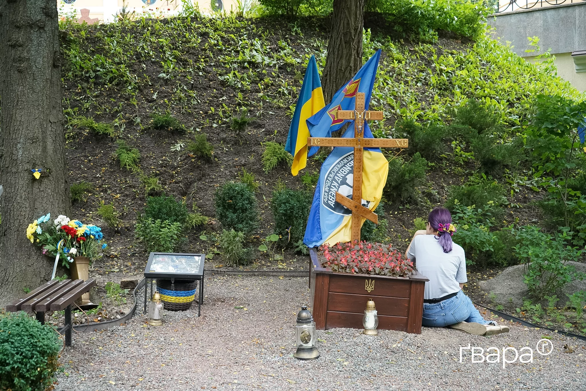 зображення до посту: У Києві жінка скоїла наругу над могилами «Да Вінчі», «Джуса» та Петриченка — фото