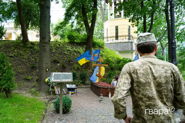 У Києві жінка скоїла наругу над могилами «Да Вінчі», «Джуса» та Петриченка — фото