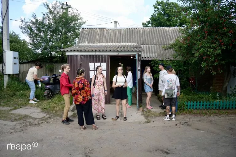 Децентралізація мистецтва: у Люботині відкрили мистецький простір у гаражі