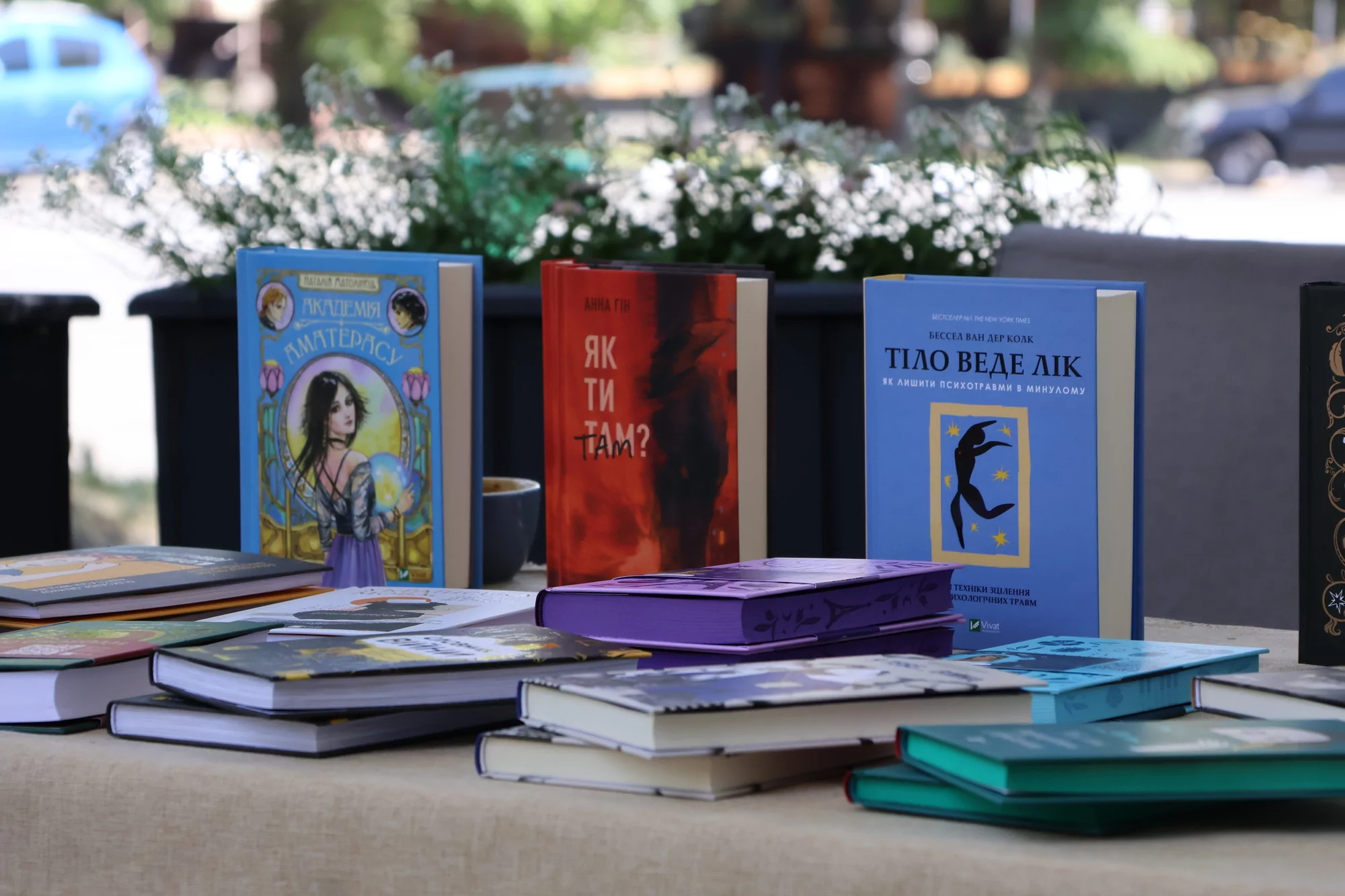 На харківському благодійному ярмарку виставили книги видавництва Vivat / Фото: Вікторія Маньковська, Ґвара Медіа