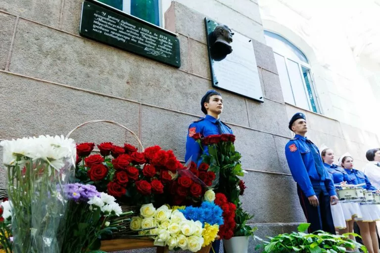 У Харкові відкрили меморіальну дошку педагогу Івану Прокопенку