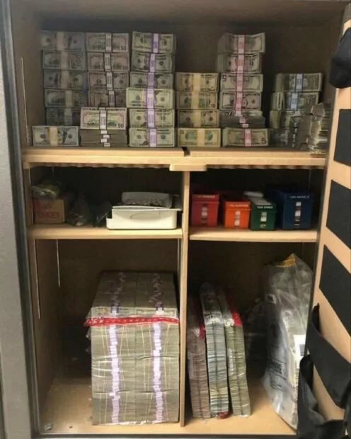 Сейф з готівкою ніби то Тищенка