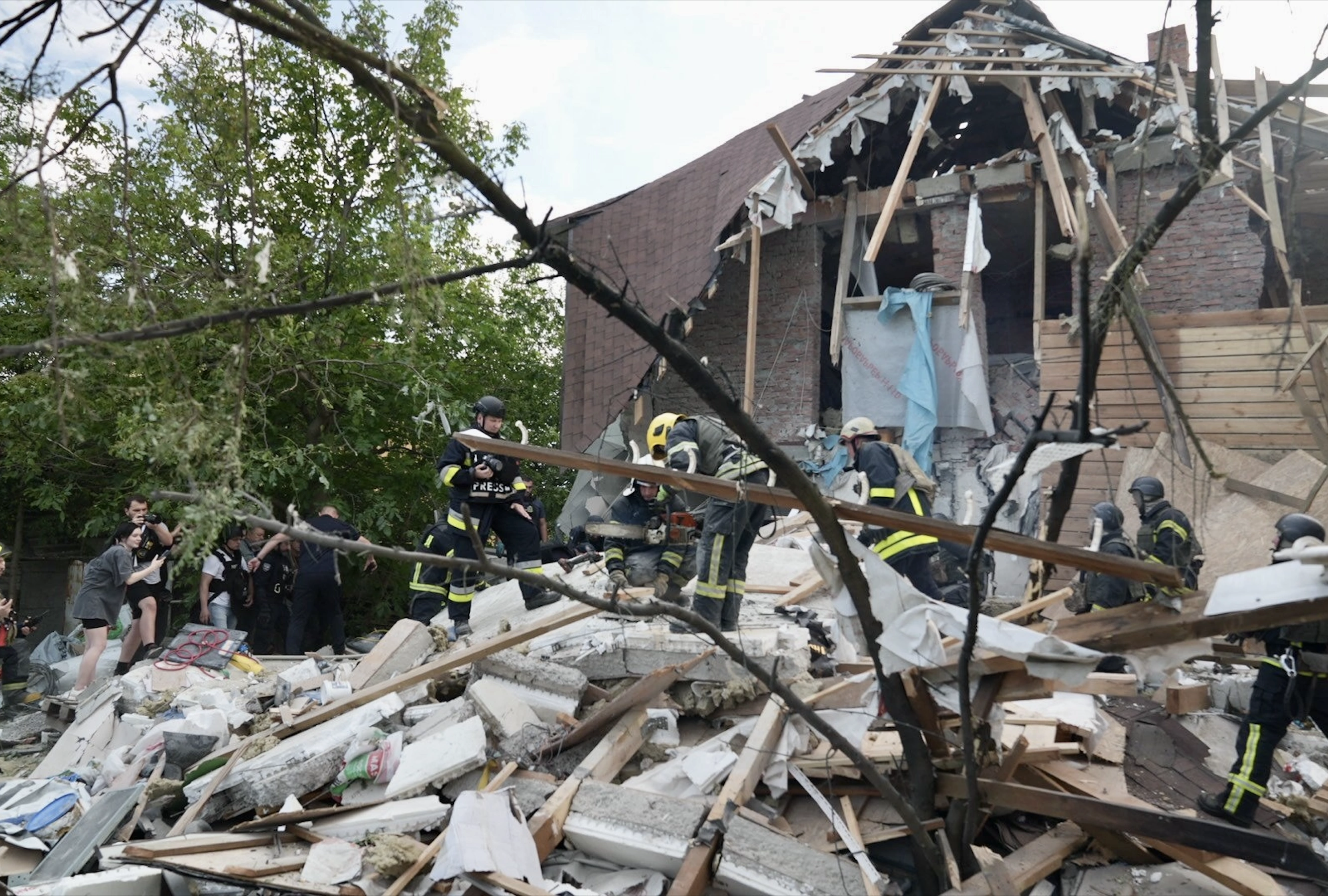 зображення до посту: In photos: Russian glide bomb attack on Kharkiv kills 1, injures 7