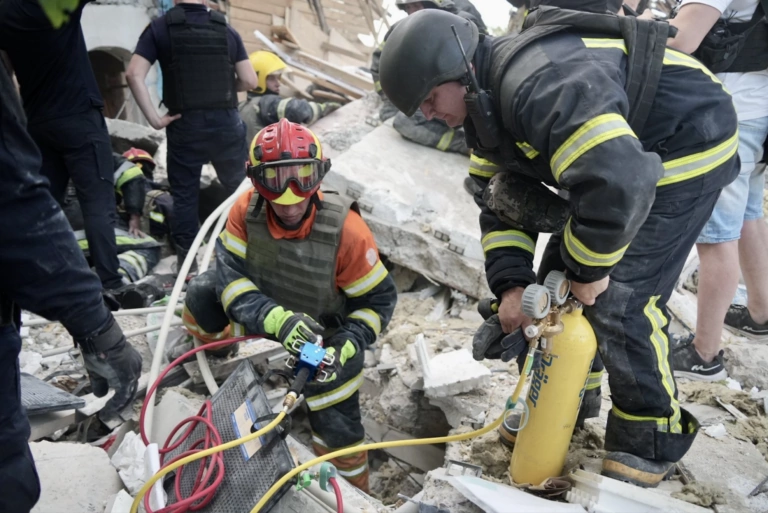In photos: Russian glide bomb attack on Kharkiv kills 1, injures 7