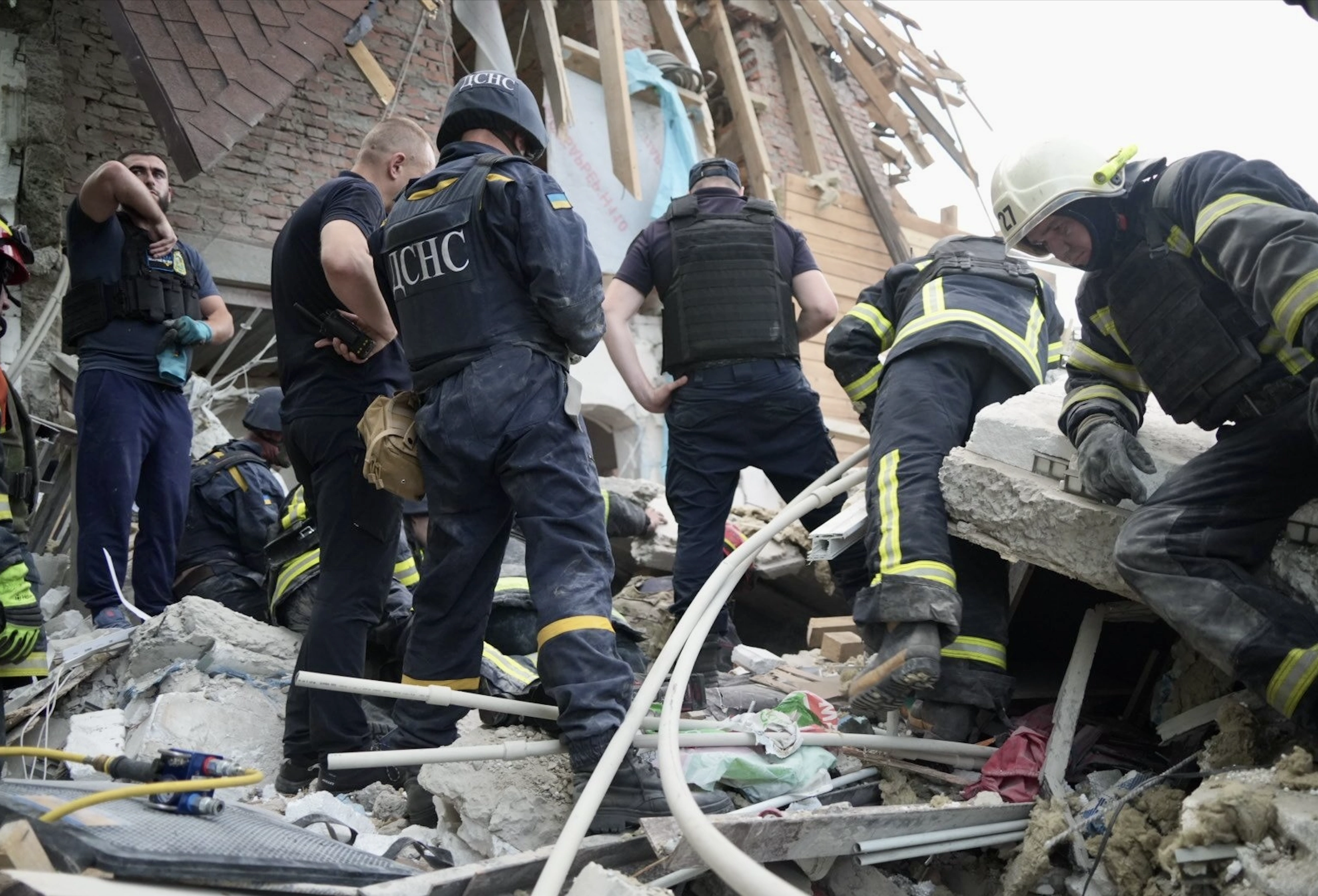 зображення до посту: In photos: Russian glide bomb attack on Kharkiv kills 1, injures 7