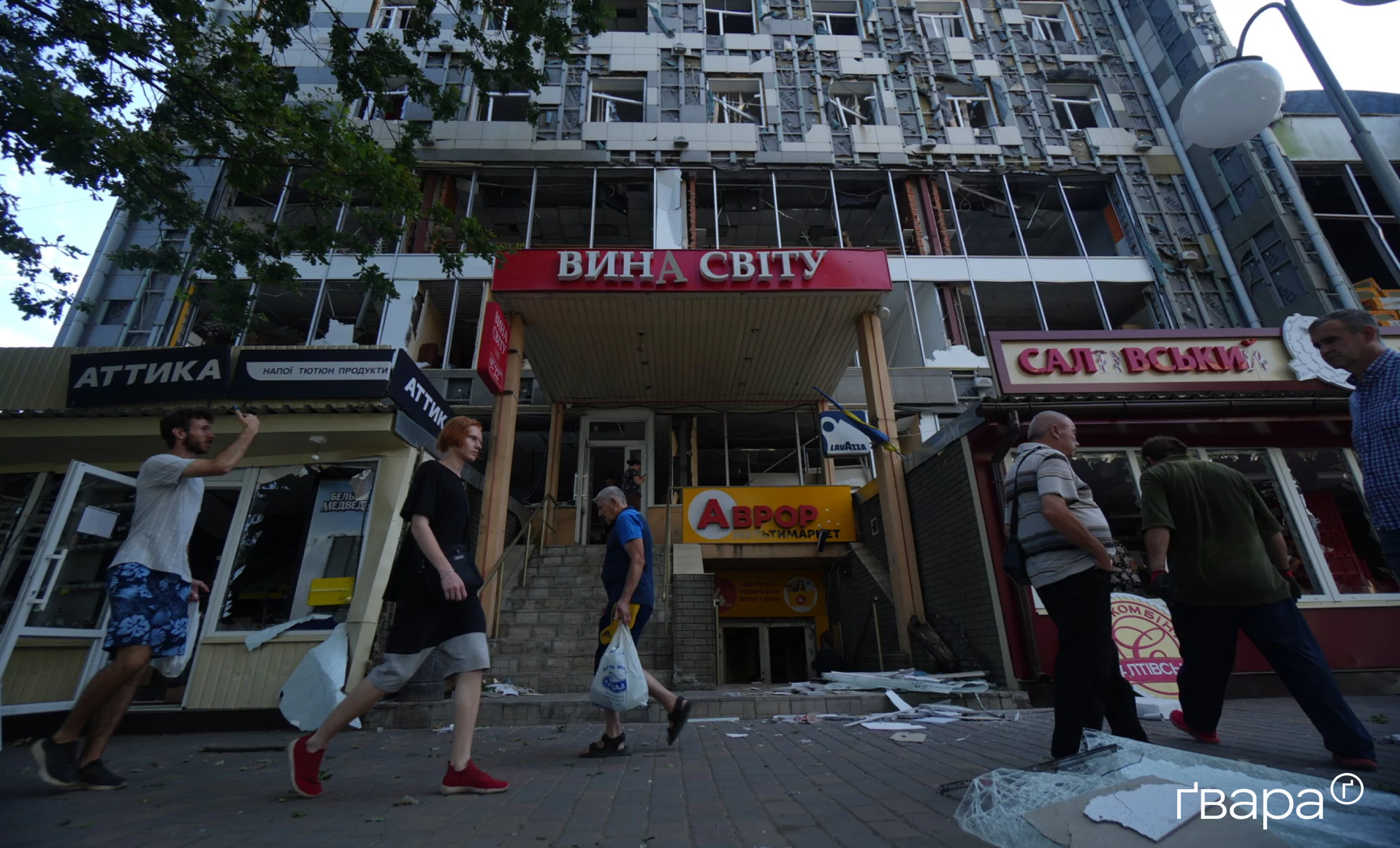 зображення до посту: Дев’ять поранених: російські військові вдарили по центру Чугуєва — фото