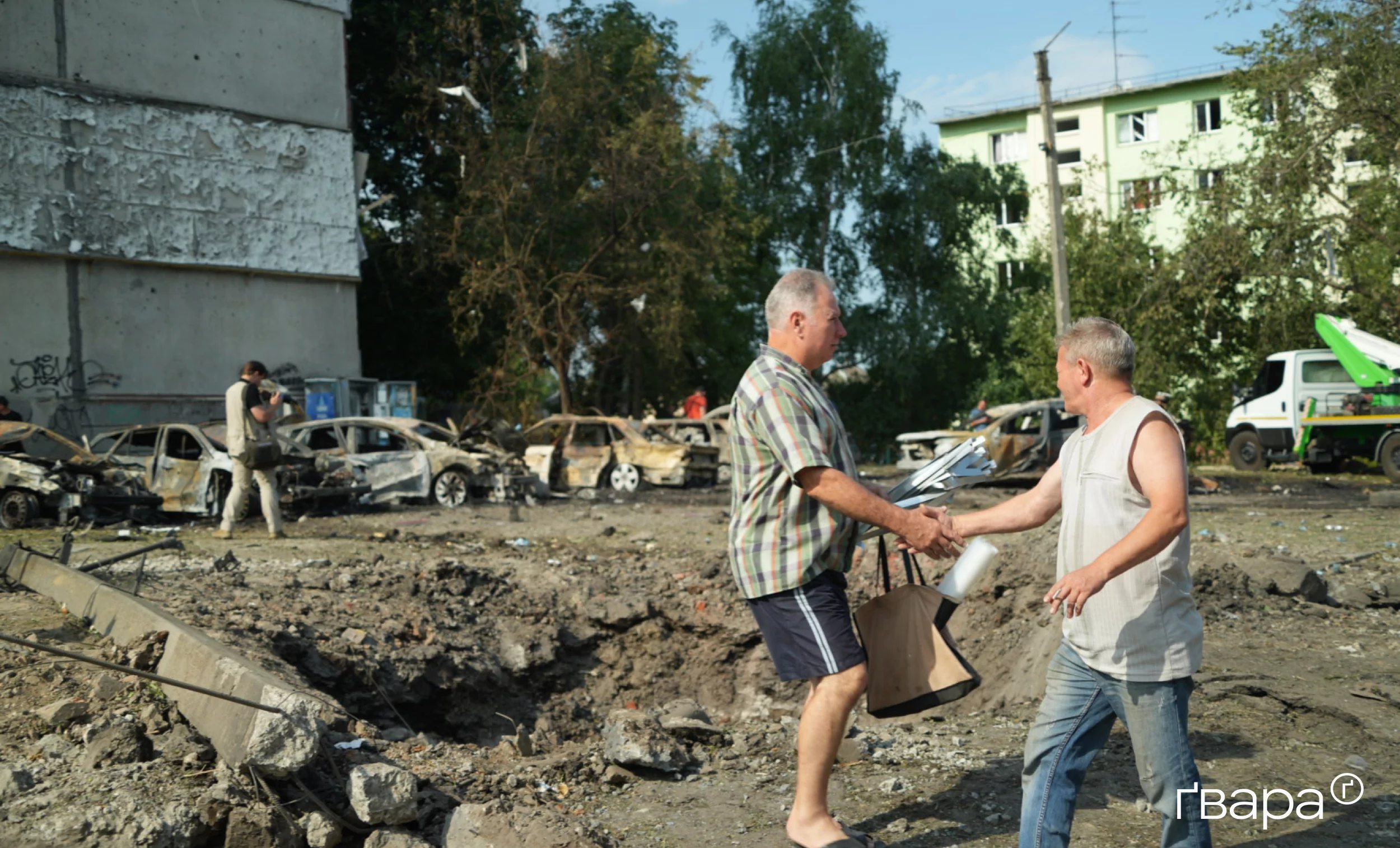 зображення до посту: Дев’ять поранених: російські військові вдарили по центру Чугуєва — фото