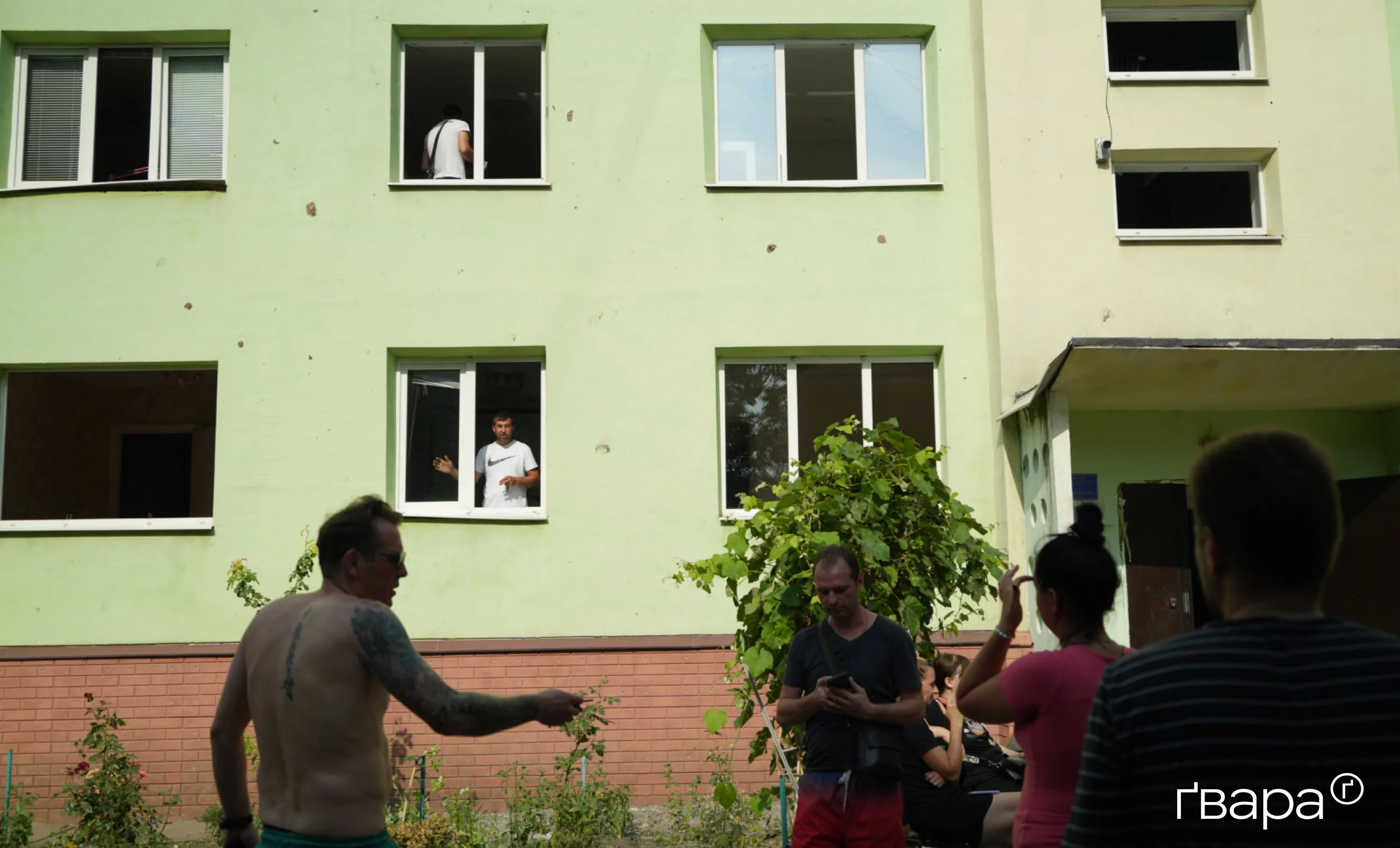 зображення до посту: Дев’ять поранених: російські військові вдарили по центру Чугуєва — фото