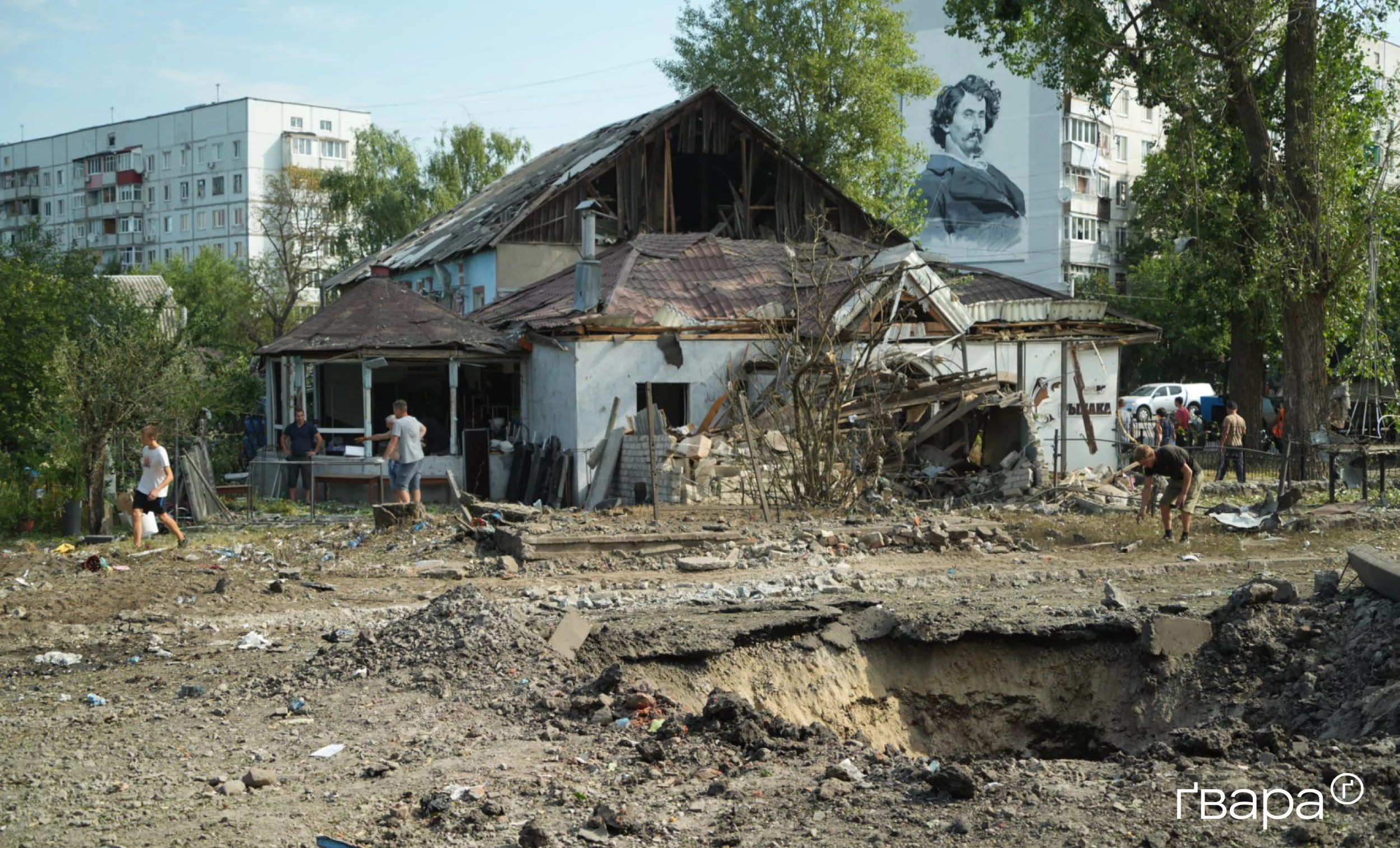 зображення до посту: Дев’ять поранених: російські військові вдарили по центру Чугуєва — фото
