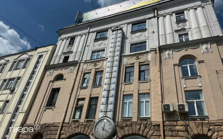 У Харкові через спеку вийшов з ладу термометр на «Історичному музеї» — фото