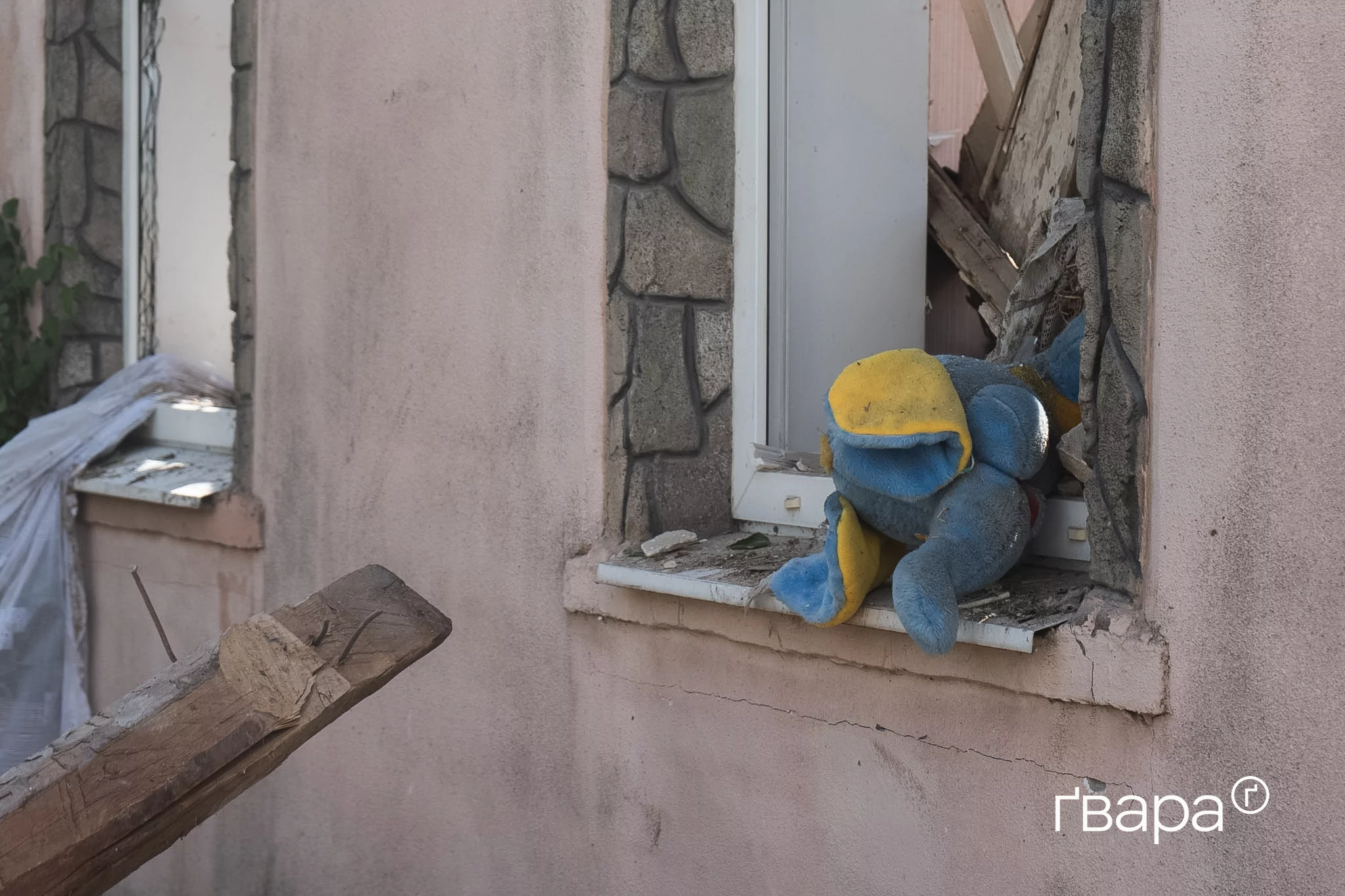 зображення до посту: «Приїхали забрати родичів і потрапили під обстріл»: армія РФ обстріляла Руську Лозову на Харківщині — фото