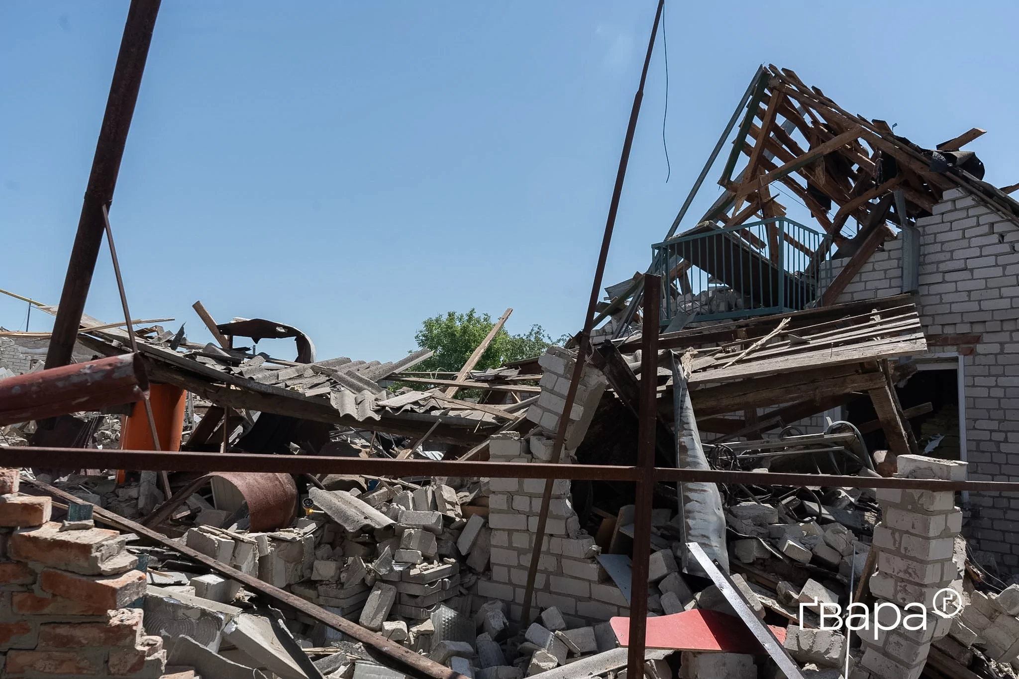 зображення до посту: «Приїхали забрати родичів і потрапили під обстріл»: армія РФ обстріляла Руську Лозову на Харківщині — фото
