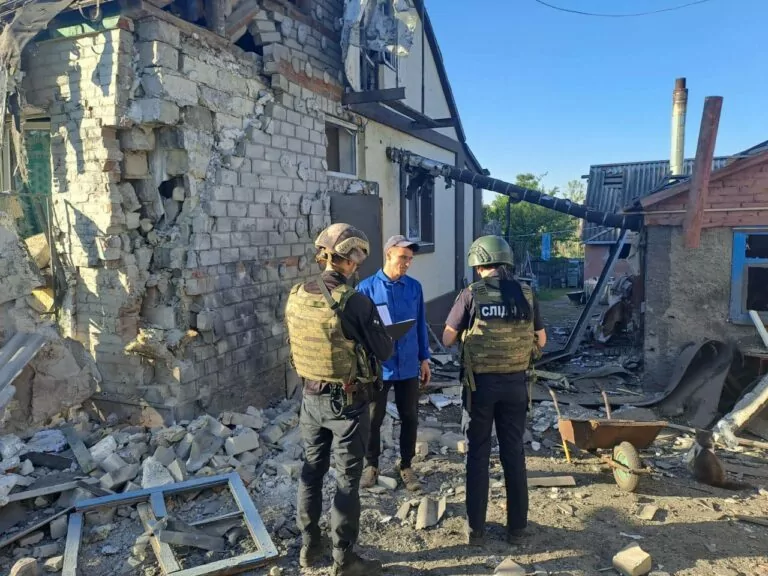 Через обстріл у Вовчанську постраждала місцева жінка — що трапилося?