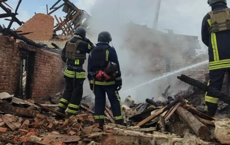 Харківські рятувальники ліквідували пожежу, спричинену російським обстрілом