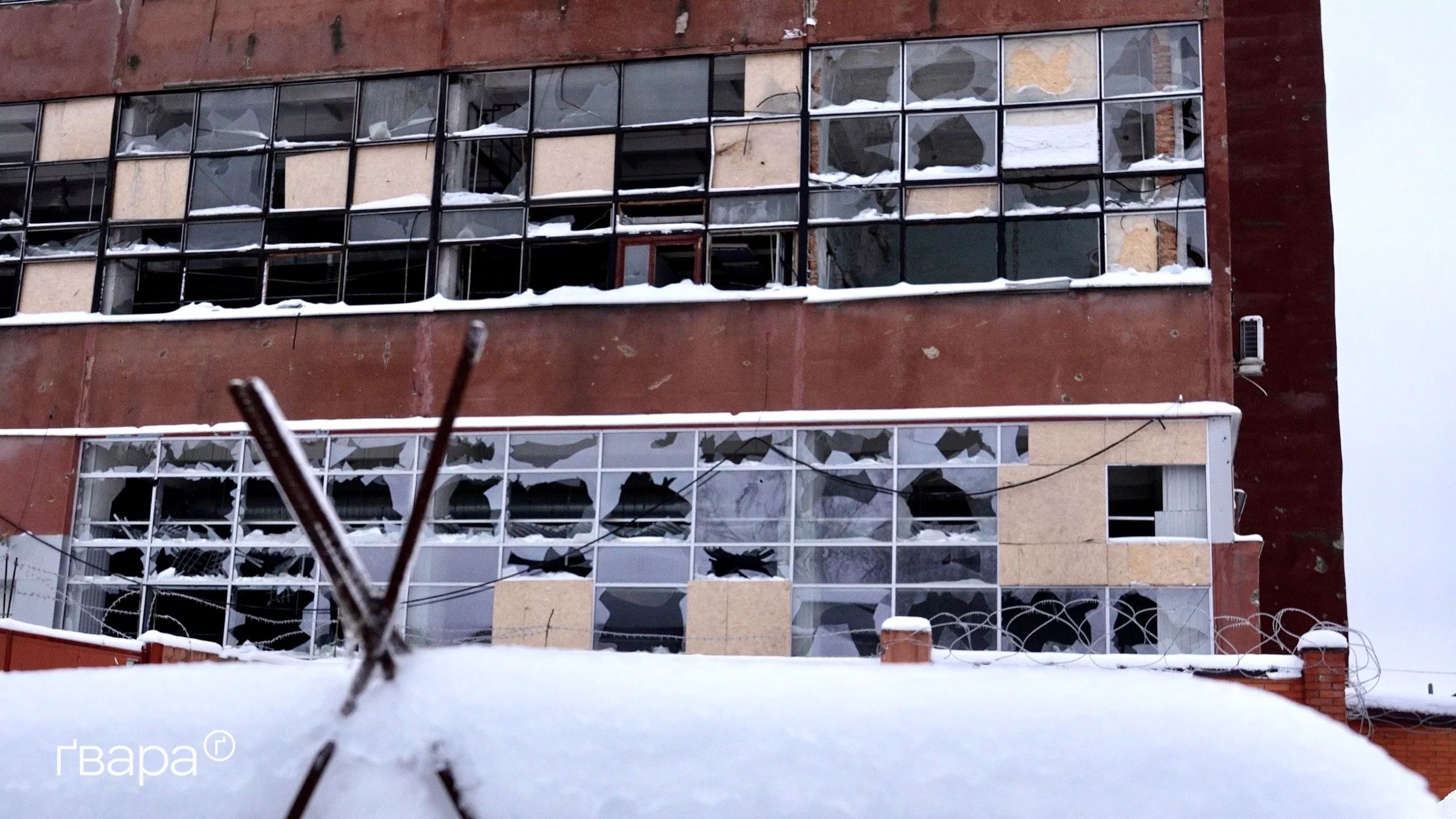 Вибиті вікна Вовчанського агрегатного заводу / Фото: Денис Клименко, Ґвара Медіа
