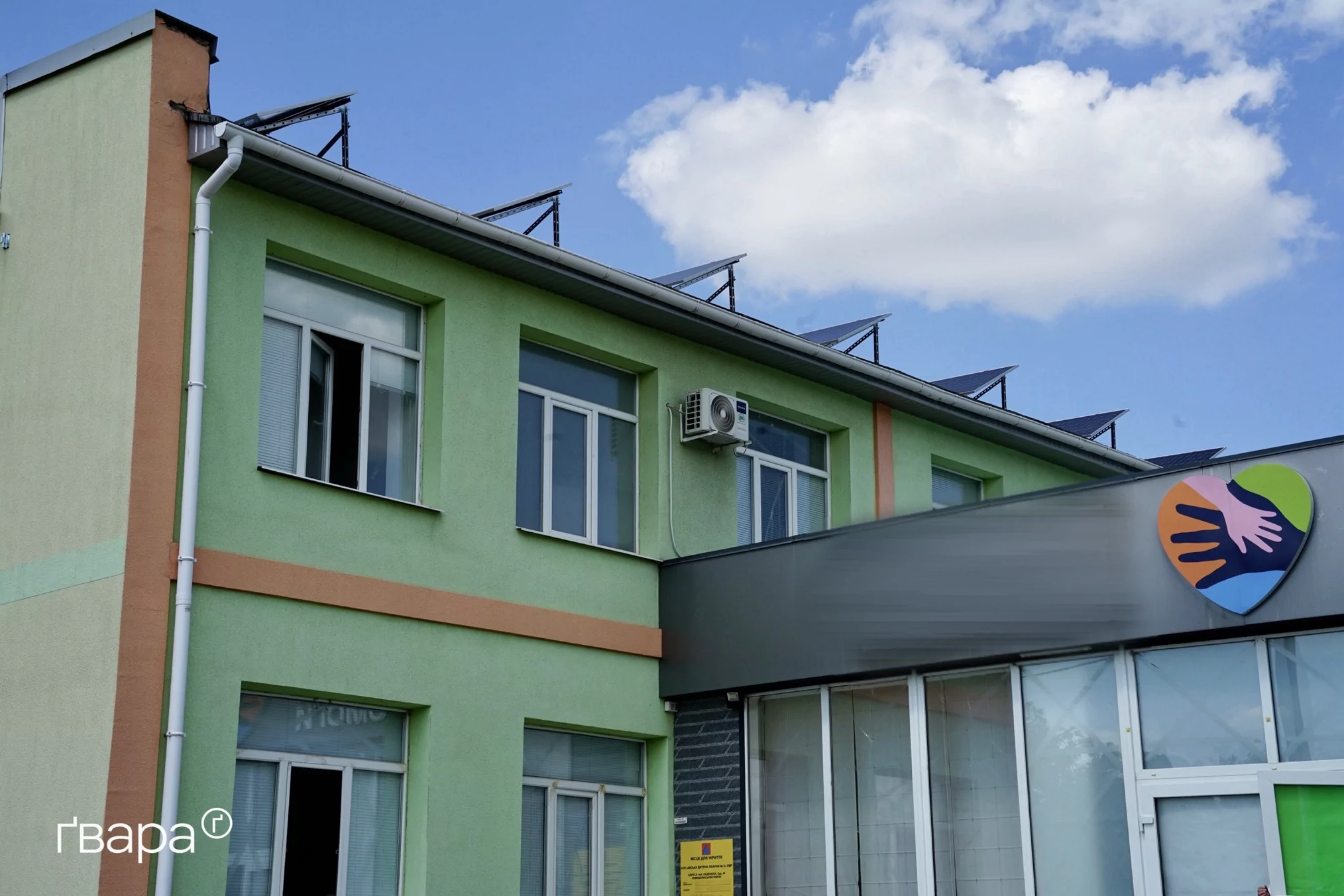 зображення до посту: У Харкові другу лікарню оснастили сонячними батареями — фото