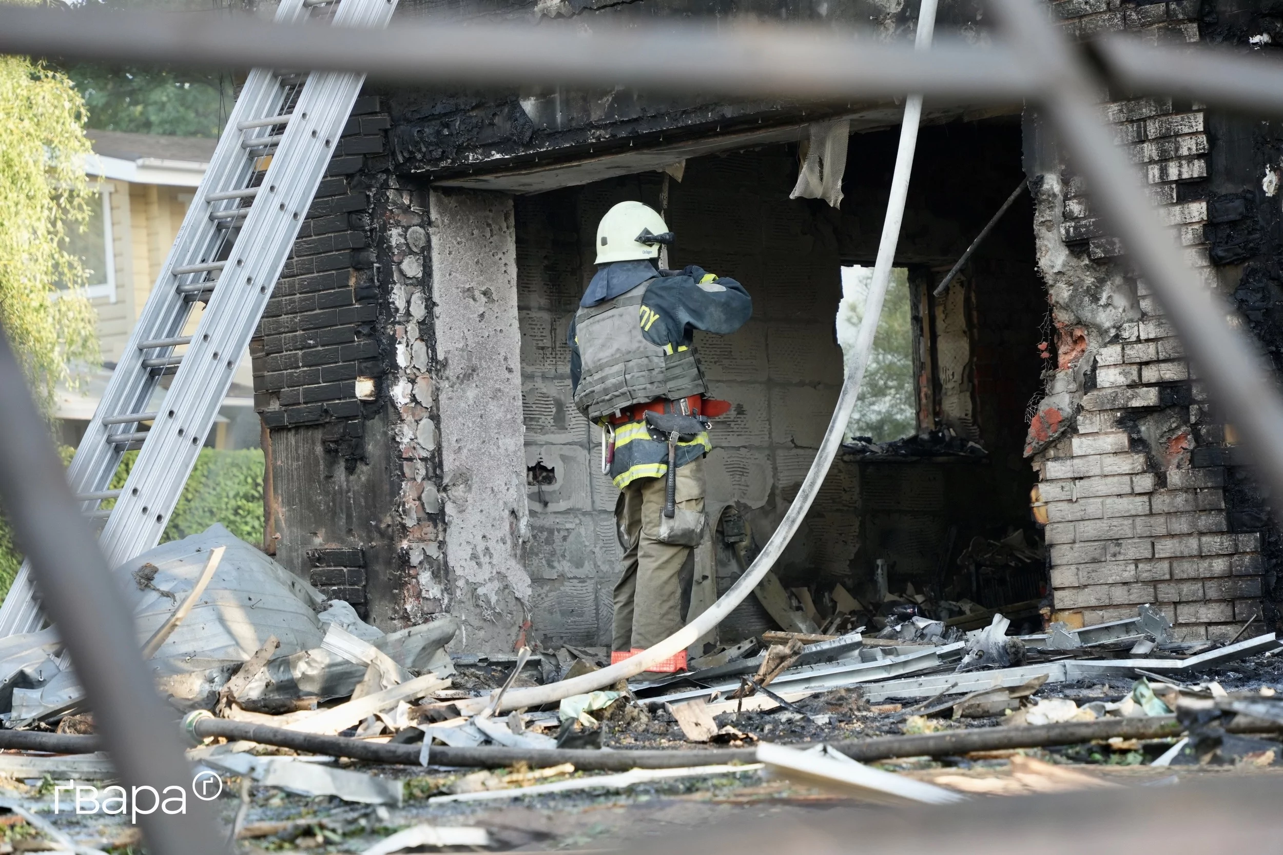 зображення до посту: Росіяни вдарили КАБом по будинку волонтера в Харкові — фоторепортаж