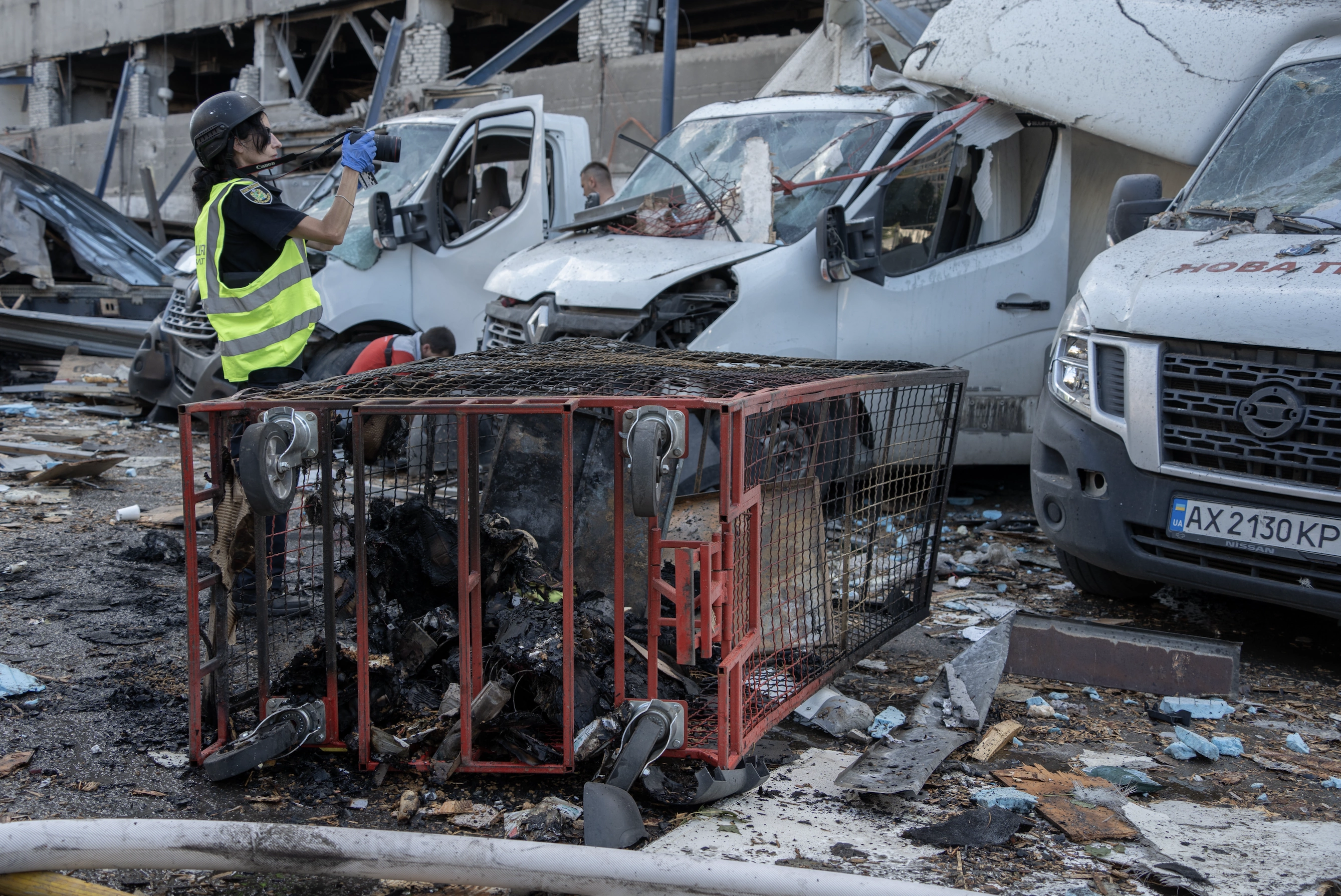 зображення до посту: Russians drop FAB-500 bomb on Kharkiv postal depot, kill 1, injure 10, including 8-month-old child (in photos)
