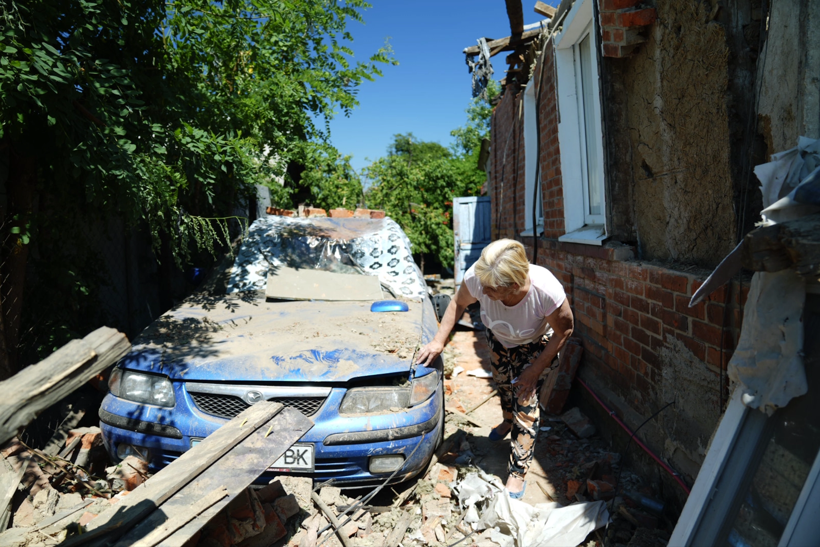 зображення до посту: Russian shell fragments cause house to catch fire in Kharkiv, injure 2 (in photos)
