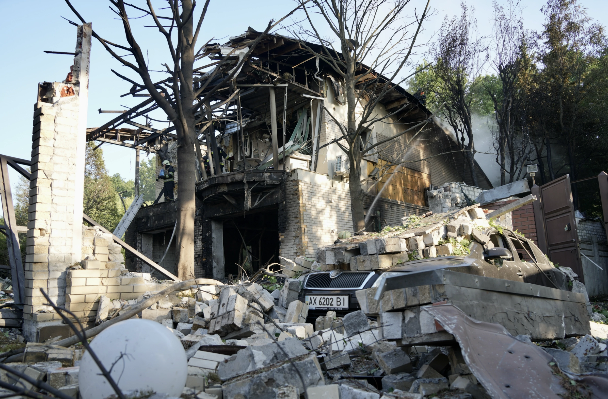 зображення до посту: In photos: Russians drop glide bomb on volunteer&#8217;s house in Kharkiv, injure 3 