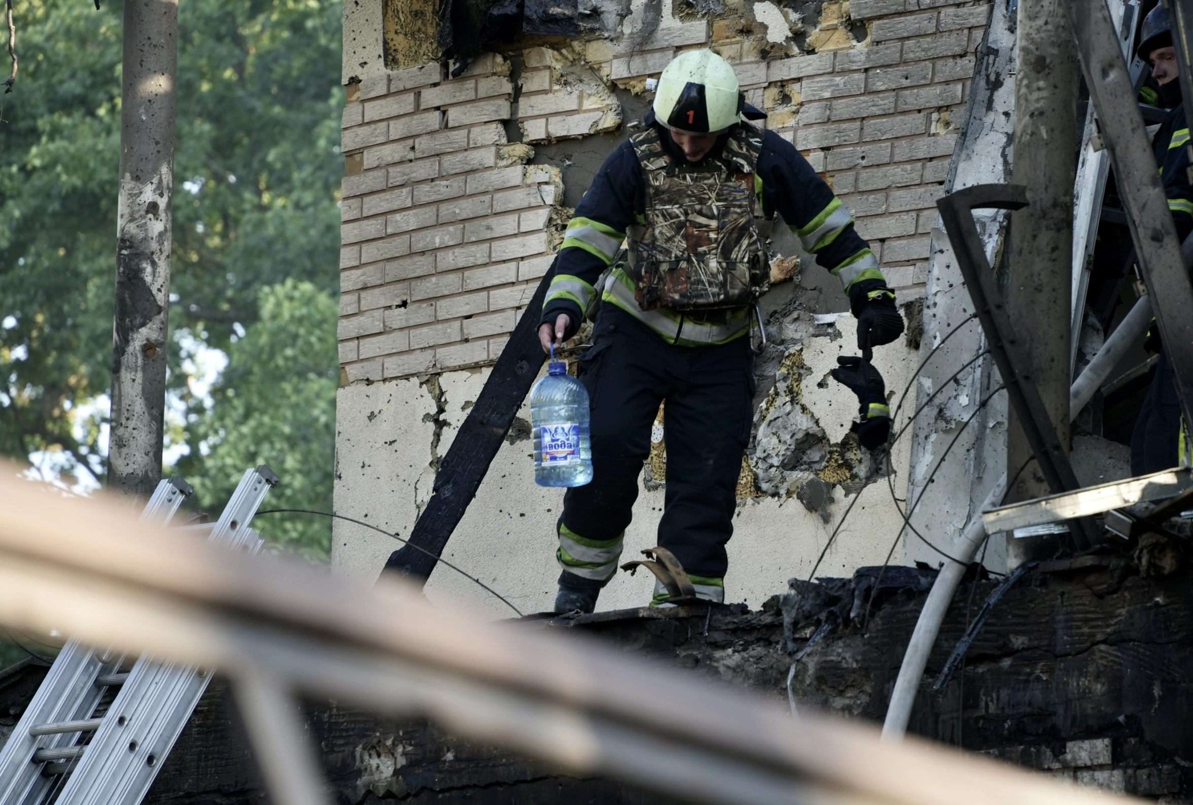 зображення до посту: In photos: Russians drop glide bomb on volunteer&#8217;s house in Kharkiv, injure 3 
