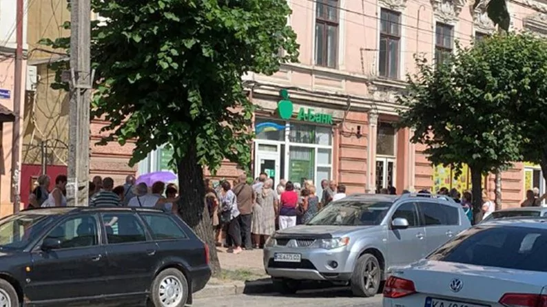зображення до посту: Фейк. Українці масово позбуваються гривні