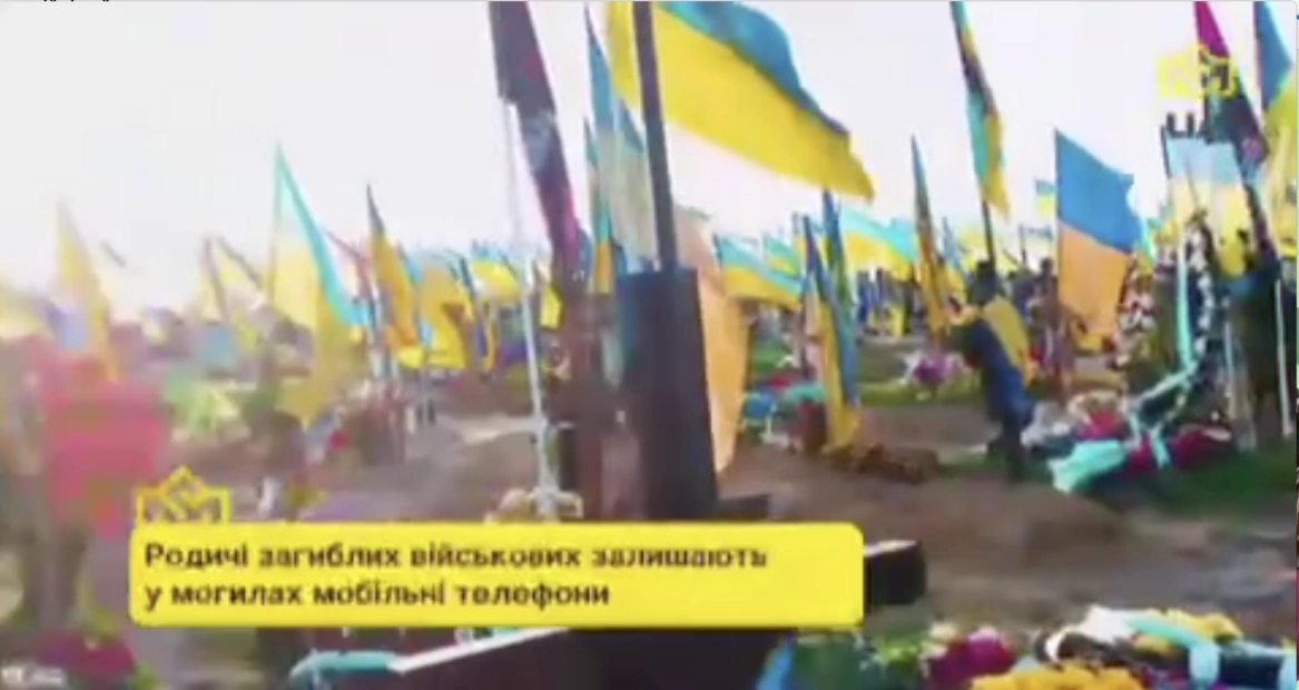 зображення до посту: Фейк. У труни загиблих українських військових кладуть телефони, щоб повідомити про перемогу