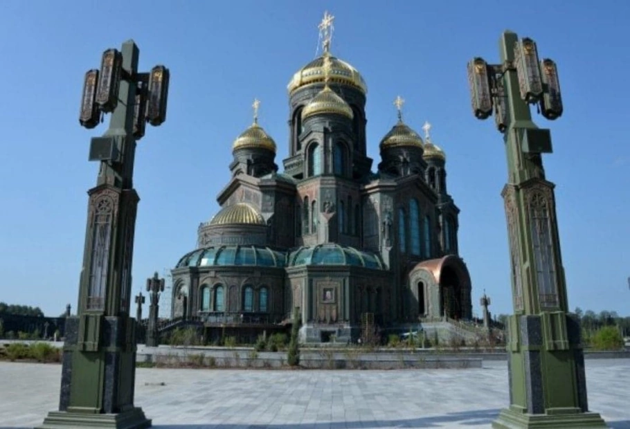 зображення до посту: Фейк. Світлина, де у храмі Збройних сил Росії гітлерівську фуражку піднесли як святиню