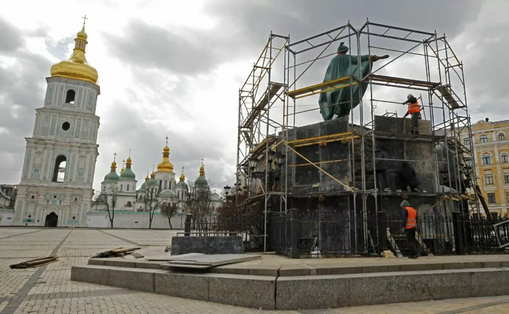 зображення до посту: Маніпуляція. У Києві приховали пам’ятник Хмельницькому від делегацій Польщі та Литви