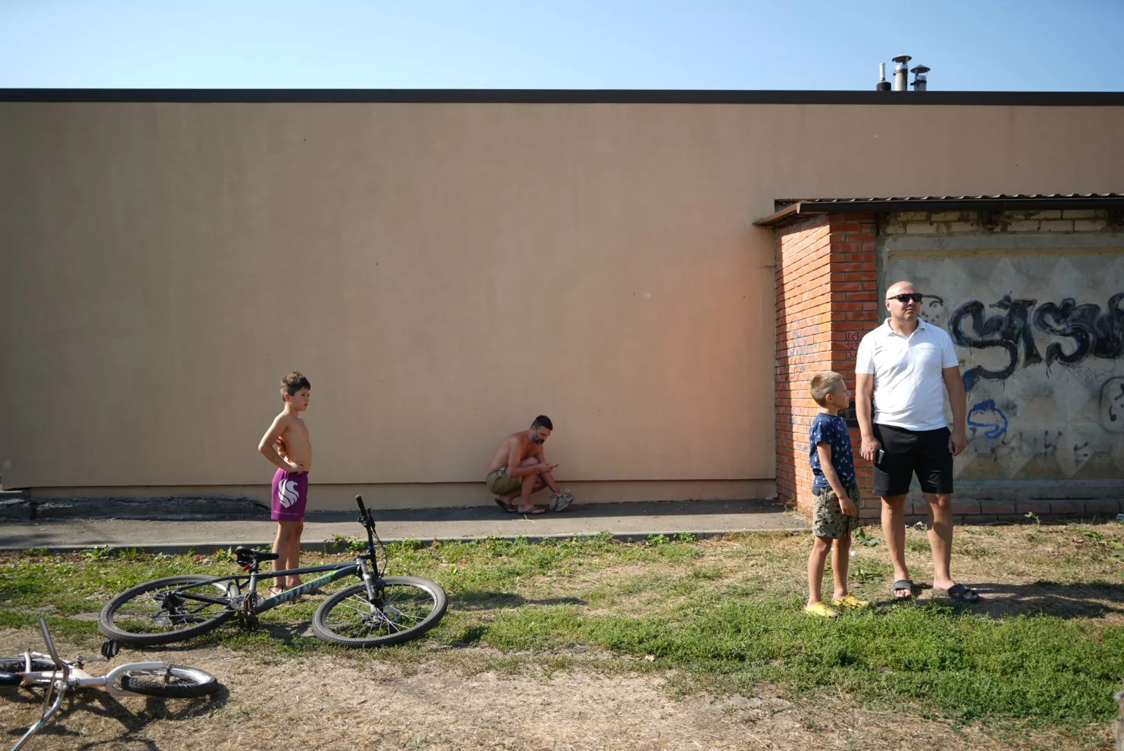 зображення до посту: «Згоріло все»: наслідки обстрілу Слобідського району Харкова — фоторепортаж