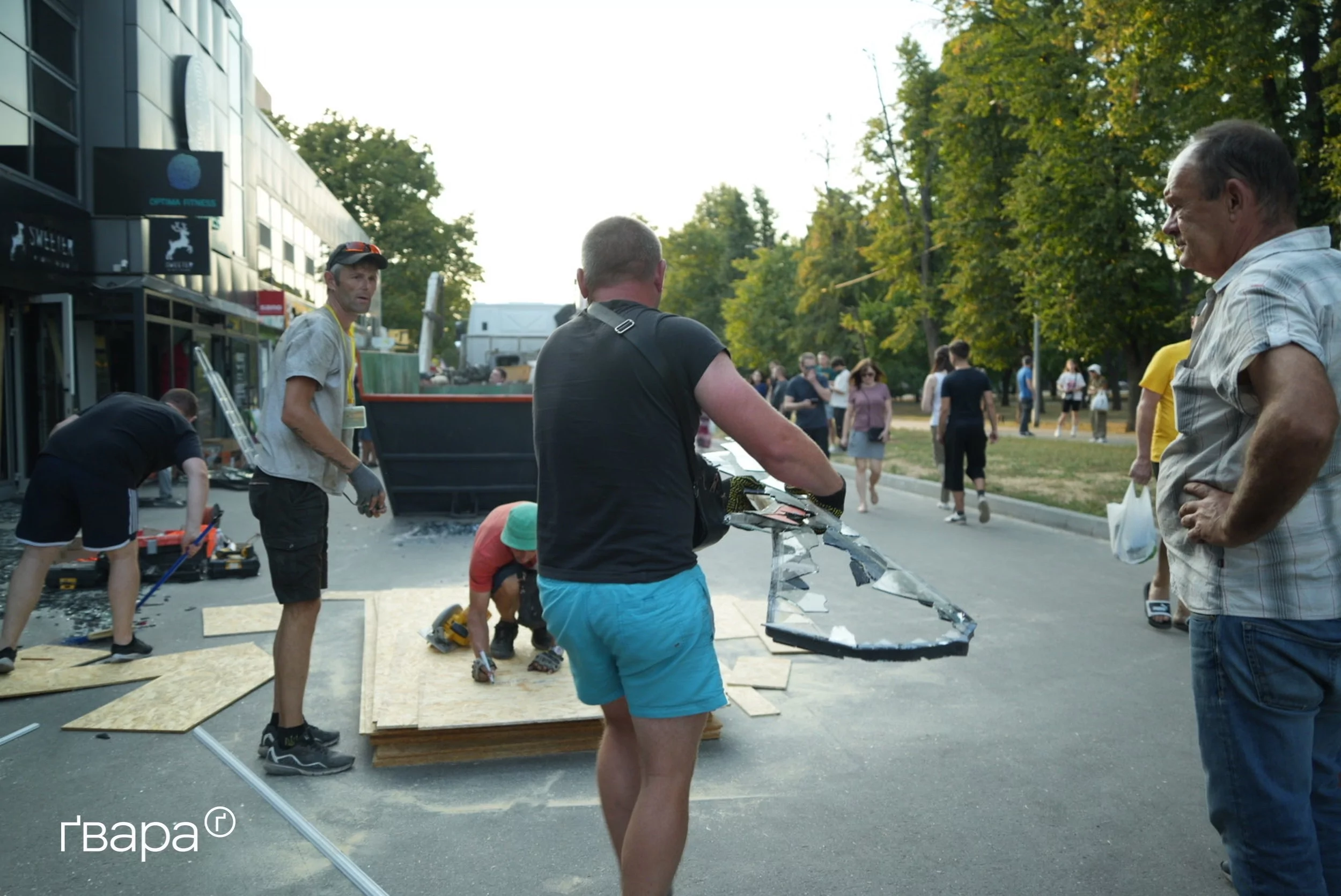 зображення до посту: Армія РФ обстріляла пʼять різних локацій у Харкові: понад 40 постраждалих — фото