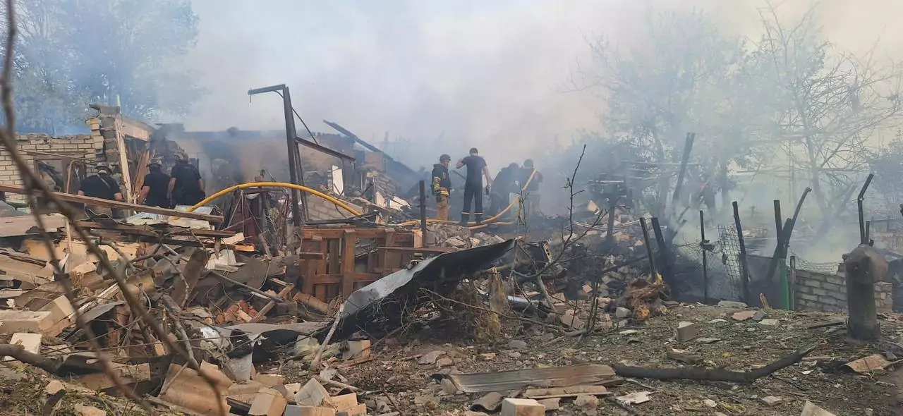 зображення до посту: «Врятувало, що встиг забігти у льох»: Росіяни скинули авіабомбу на житлову забудову у передмісті Харкова