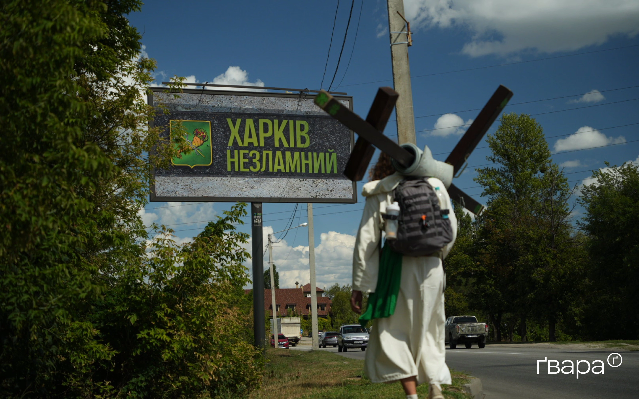 зображення до посту: Сорок діб пішки: Переодягнений як Ісус американець дійшов до Харкова — фоторепортаж