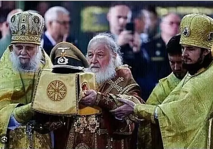 зображення до посту: Фейк. Світлина, де у храмі Збройних сил Росії гітлерівську фуражку піднесли як святиню