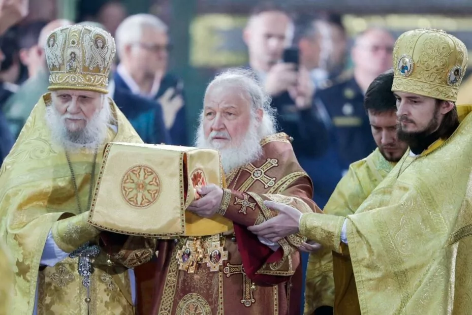 зображення до посту: Фейк. Світлина, де у храмі Збройних сил Росії гітлерівську фуражку піднесли як святиню