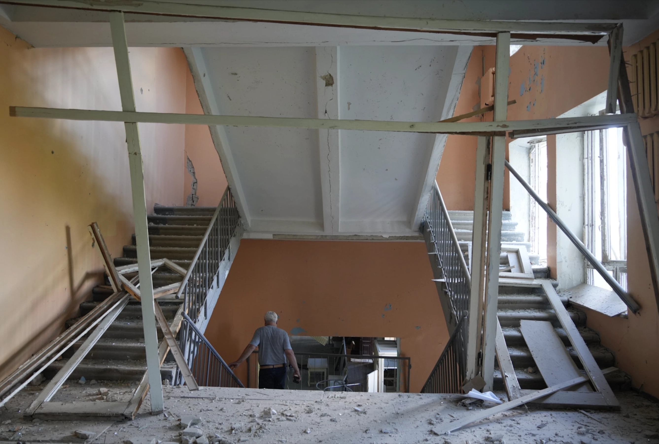 зображення до посту: In photos: Russians drop glide bomb on educational institution in Kharkiv, injure 1 (Updated)