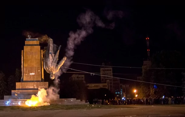 10 років без «вождя»: річниця повалення пам’ятника Леніну в Харкові