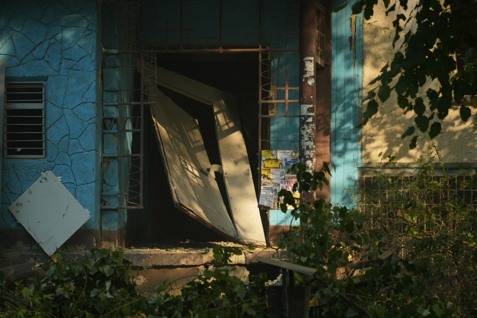 High-rise apartment building's entrance damaged by Russian bombardment of Kharkiv on August 30 / Photo: Ivan Samoilov for Gwara Media