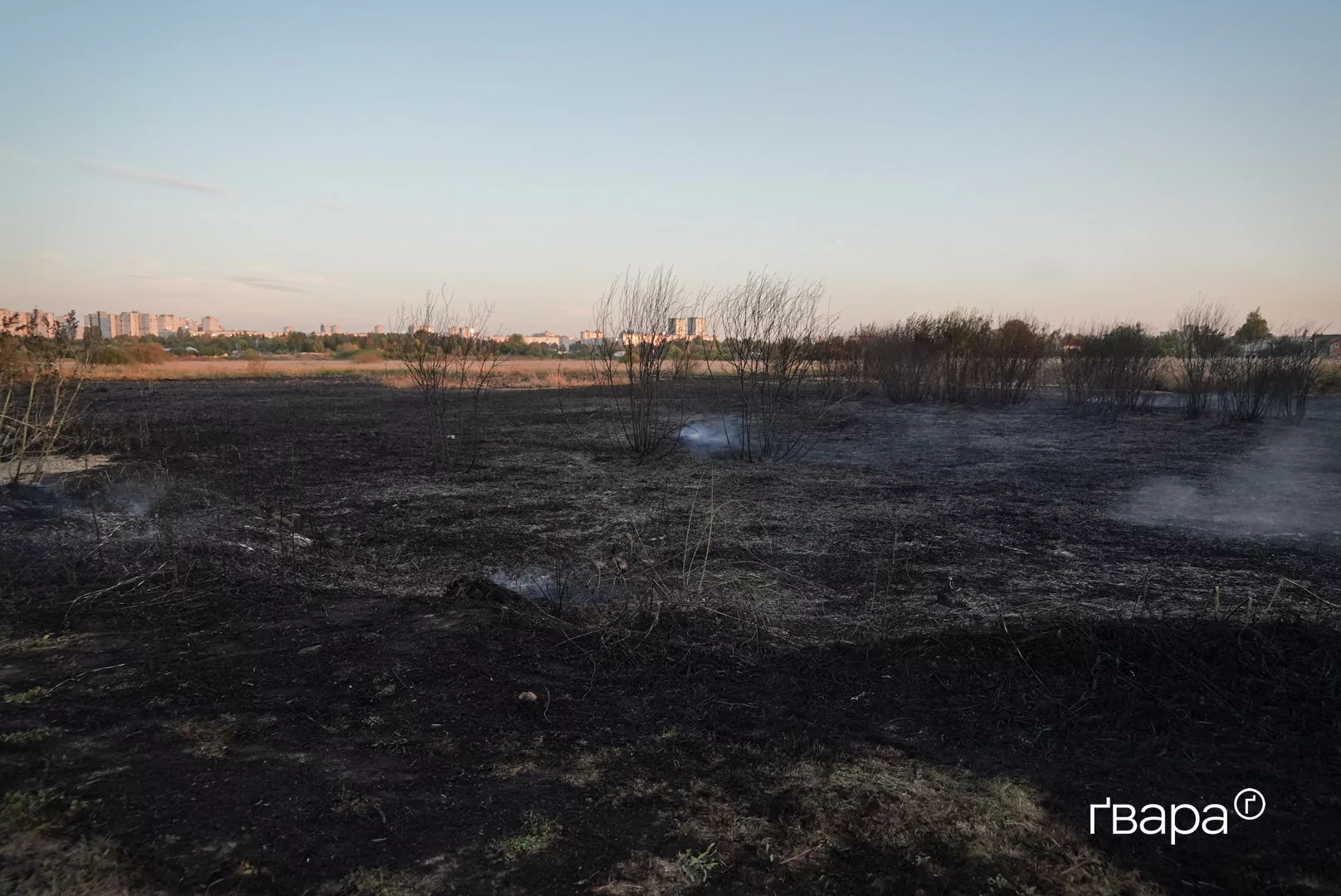 зображення до посту: «Чую — летить. Я одразу на землю впала»: наслідки російської атаки на Харків — фоторепортаж
