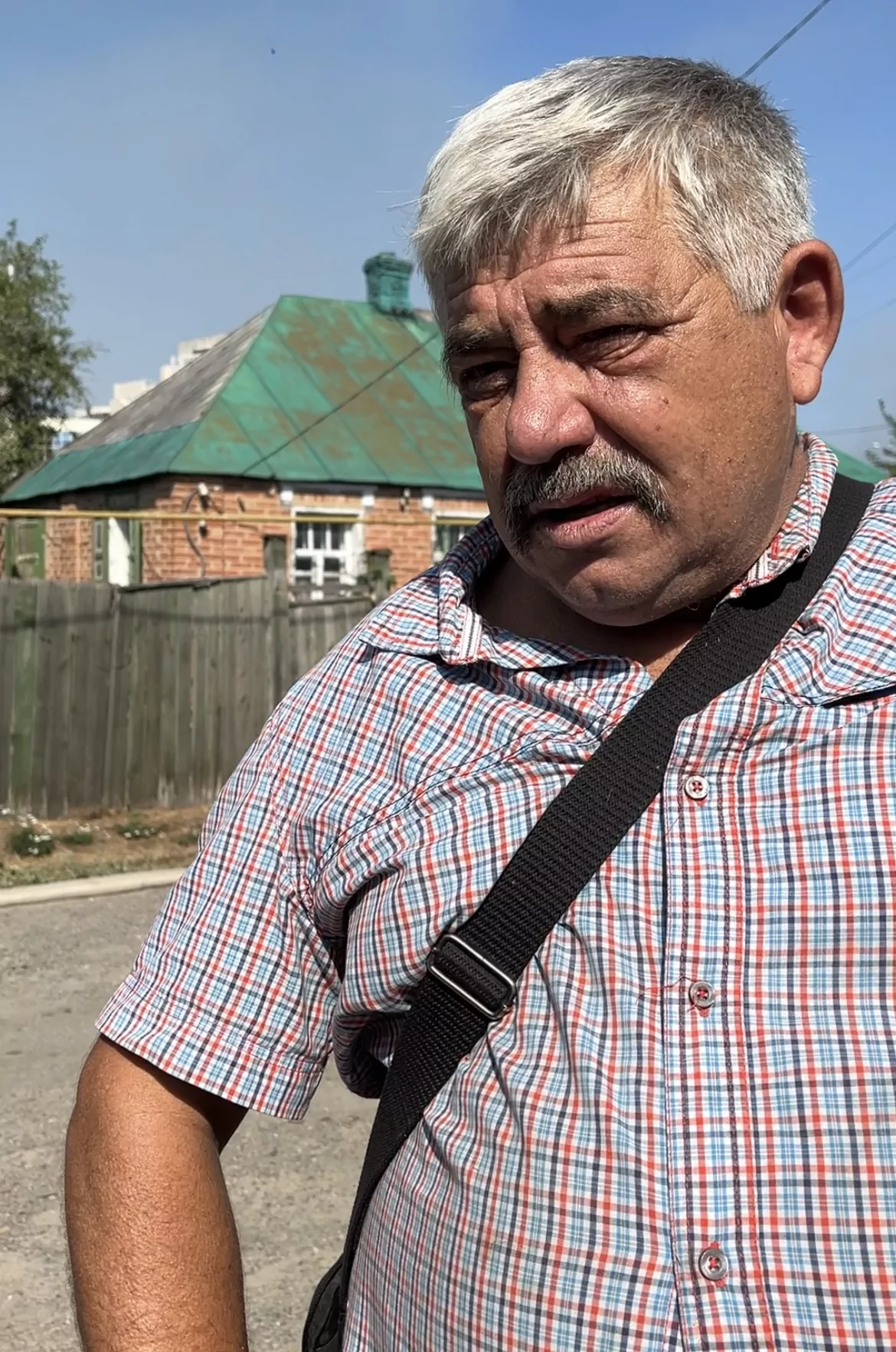 зображення до посту: «Хлопці, подайте руку»: як харківʼяни ліквідовують наслідки масованих ракетних влучань по місту — фото