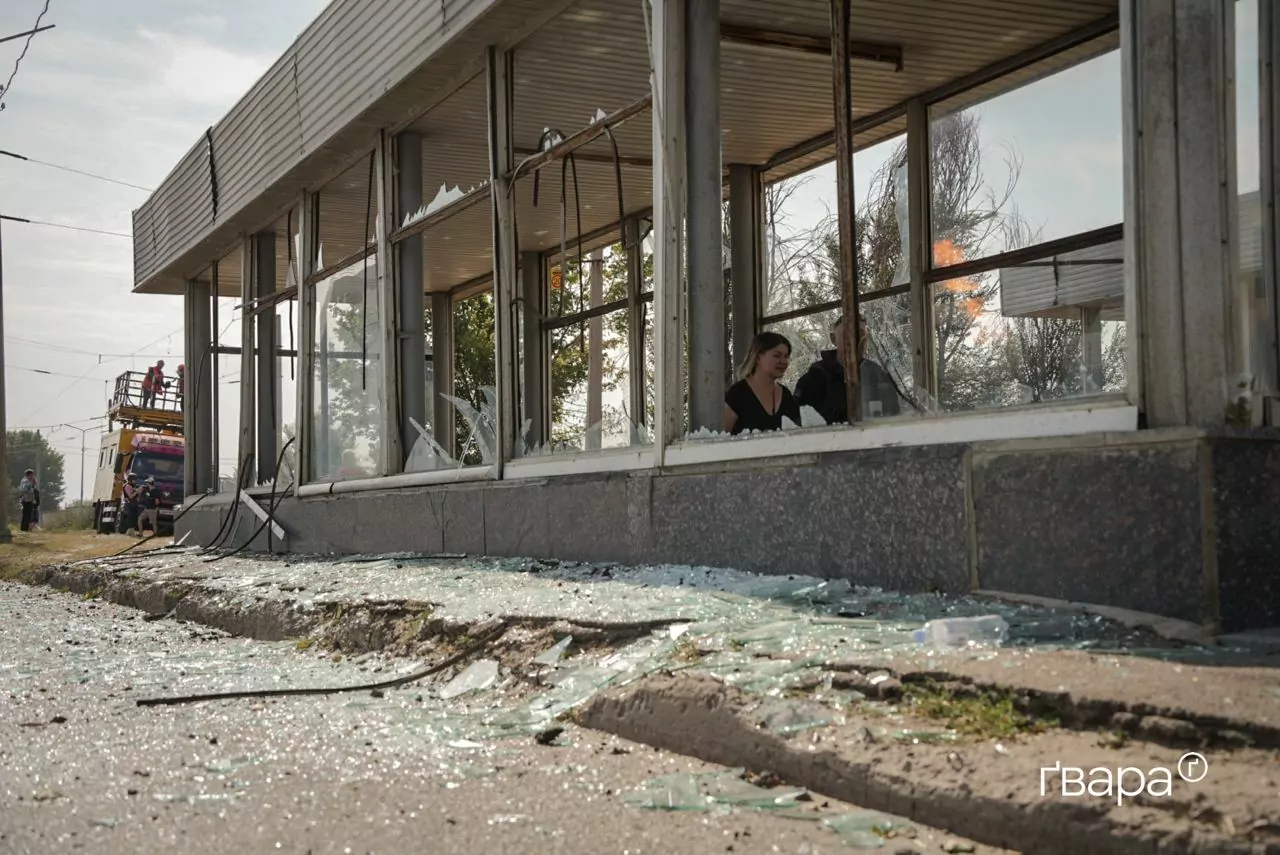 зображення до посту: «Хлопці, подайте руку»: як харківʼяни ліквідовують наслідки масованих ракетних влучань по місту — фото