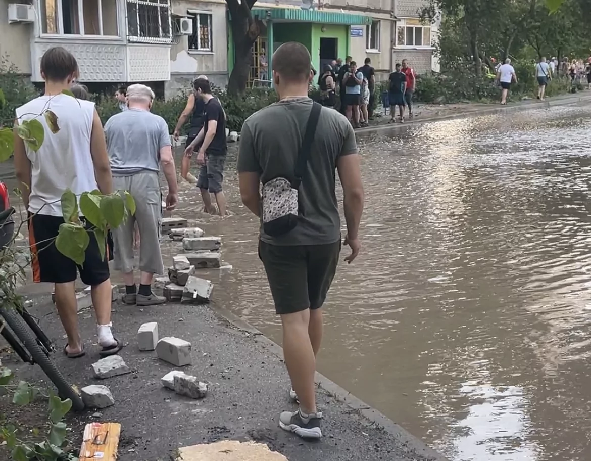зображення до посту: «Хлопці, подайте руку»: як харківʼяни ліквідовують наслідки масованих ракетних влучань по місту — фото