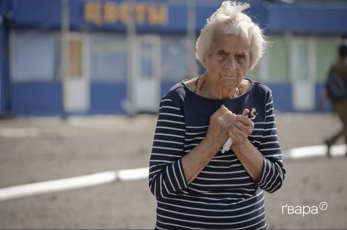 зображення до посту: «Хлопці, подайте руку»: як харківʼяни ліквідовують наслідки масованих ракетних влучань по місту — фото