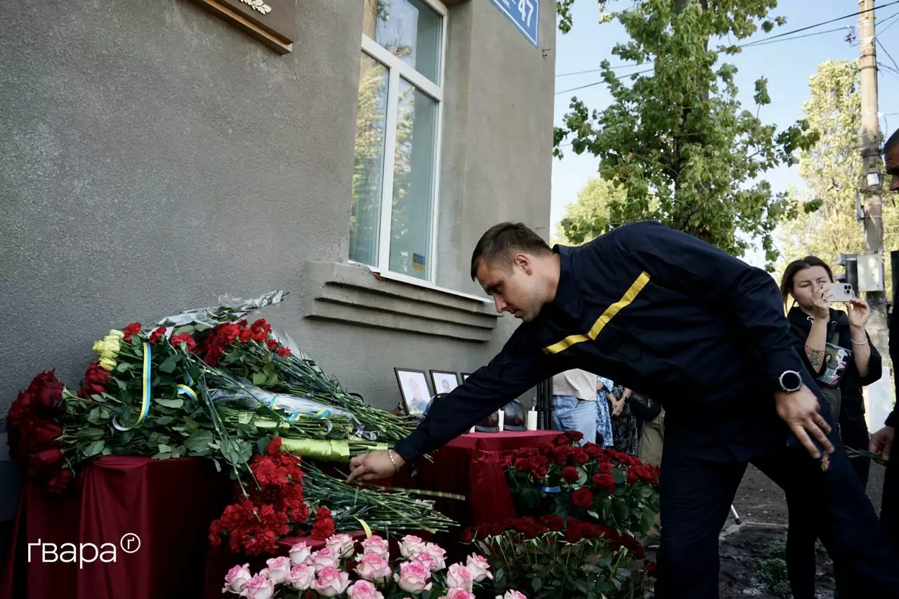 зображення до посту: У Харкові відкрили меморіальну дошку загиблим рятувальникам — фоторепортаж
