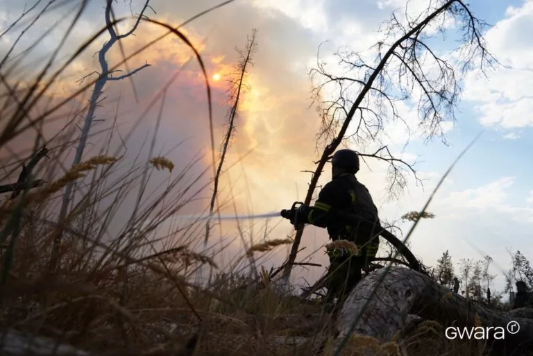 Пожежа в Основ’янському районі Харкова триває добу: залучено понад сто рятувальників